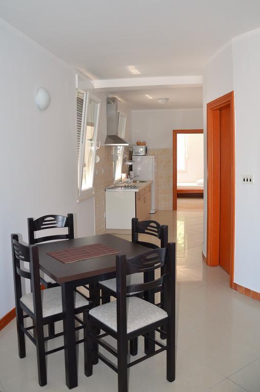 Apartments Riverside تْشيرسيك نوفي الغرفة الصورة