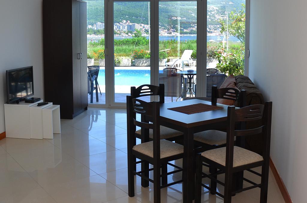 Apartments Riverside تْشيرسيك نوفي الغرفة الصورة